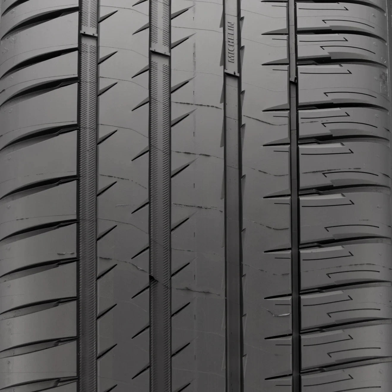 LLANTA  MICHELIN PILOT SPORT EV 235/45R20 100V
